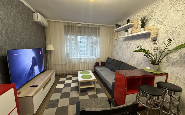Yevrodvushka Poema-Apart Na Yesenina Flat