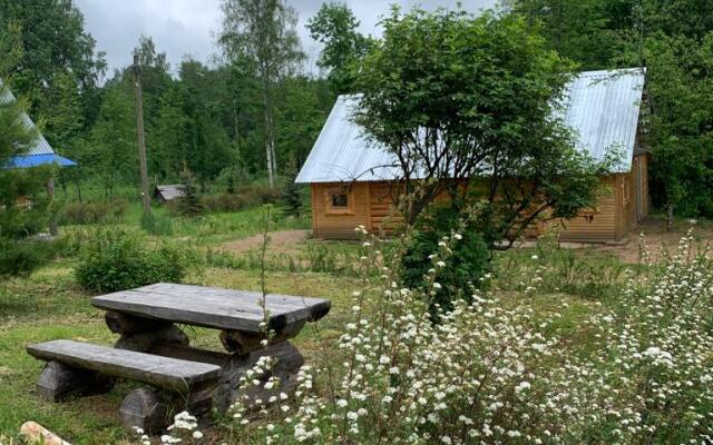Бунгало Изба Пасечника трехместная. Хутор Медовый.