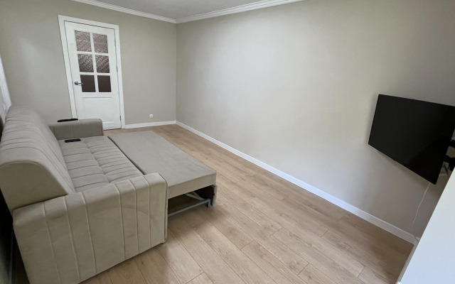 Uyutnaya Kvartira s Morem Cherez Dorogu Flat