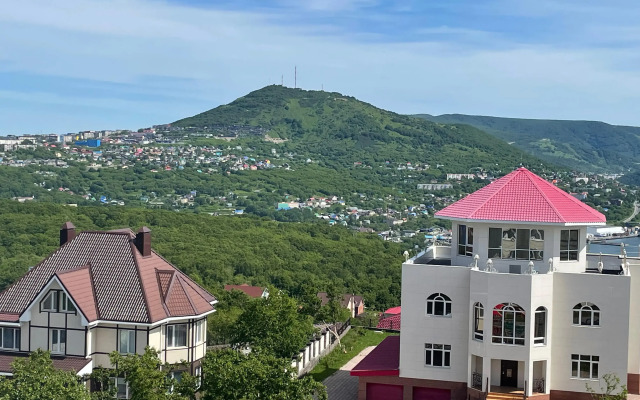 Okeanskie Panoramy. Vid na okean, vulkan, buhtu, gory i gorod Flat