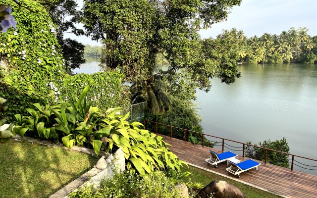 33 Lake Terrace Hotel