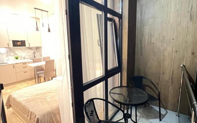 3 mestnye s balkonom i basseynom Apartments