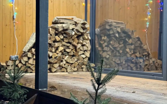 Частный дом с камином у ручья