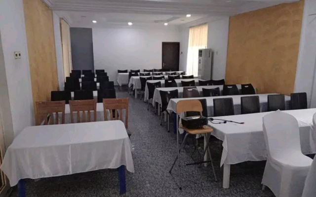 Отель Gold Rush Suites Uyo