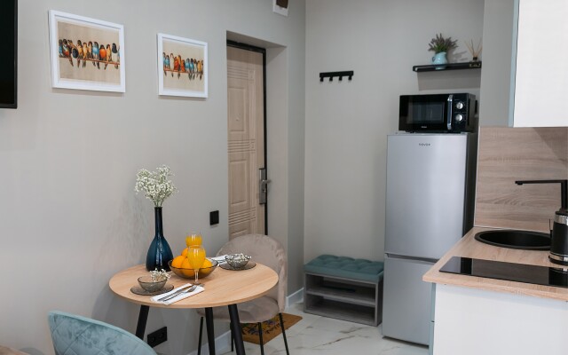 Uyutnyye Morent s balkonom v ZHK Sorrento Park Apartments