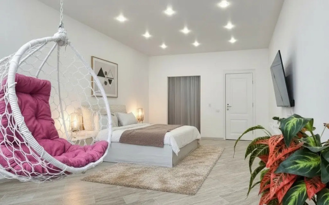 Квартира с большим телевизором и шикарным видом на реку Кубань