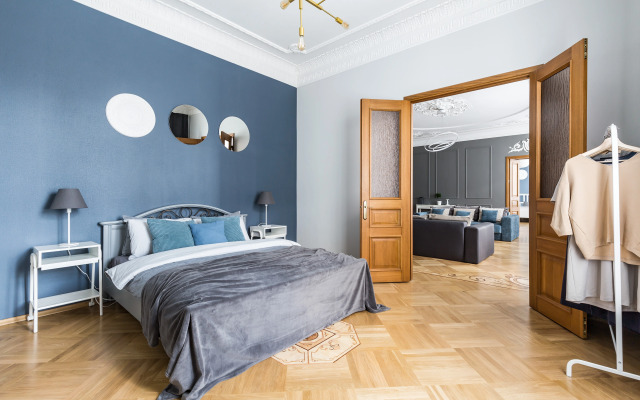 Апартаменты Avenue 180 кв.м с видом на Большую Конюшенную Улицу и Церковь Петра и Павла