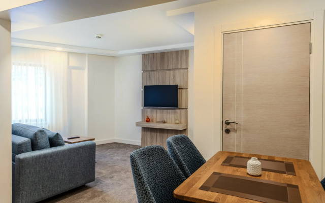 Отель Roys Hotel & Suites