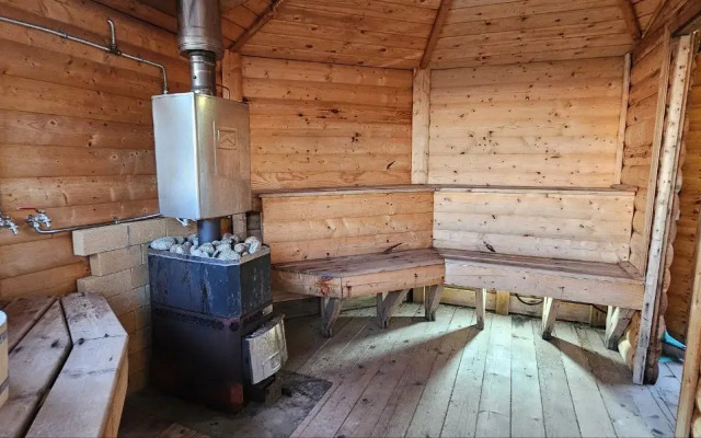 Dom s Basseynom i Plyazhem v sele Andreevka Chalet