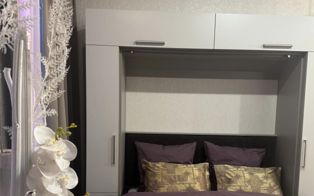 Bolshaya Studiya V Tsentre Flat