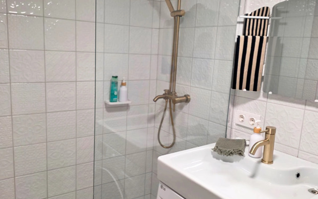 Novye S Vysokimi Oknami Na Peshekhodnoy Ulitse Apartments
