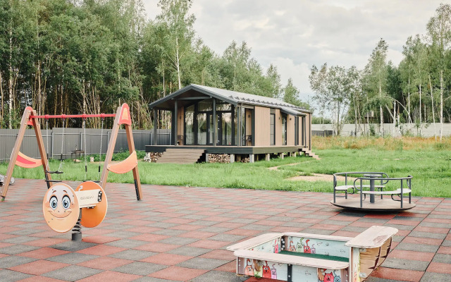 Частный дом с сауной, детской и спортивной площадкой