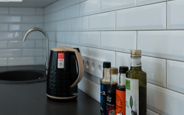 Апартаменты-студия Города 30 кв м с двуспальным диваном и панорамными окнами 4 этаж