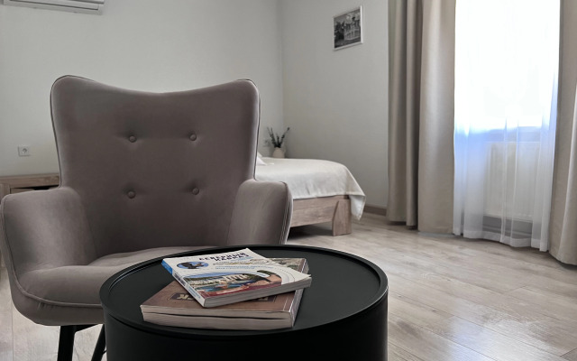 Scandi s dvorikom dlya kureniya, pr. Kalinina 38 (1) Apartments