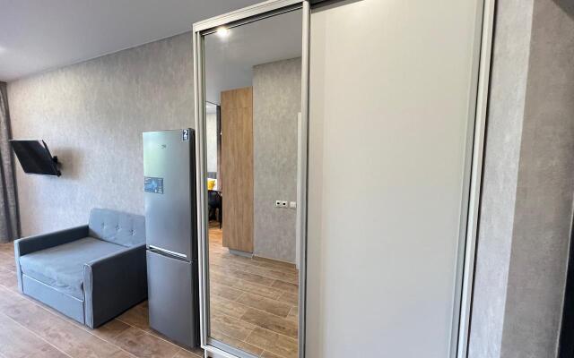 4kh mestnye apartamenty s balkonom i basseynom Apartments