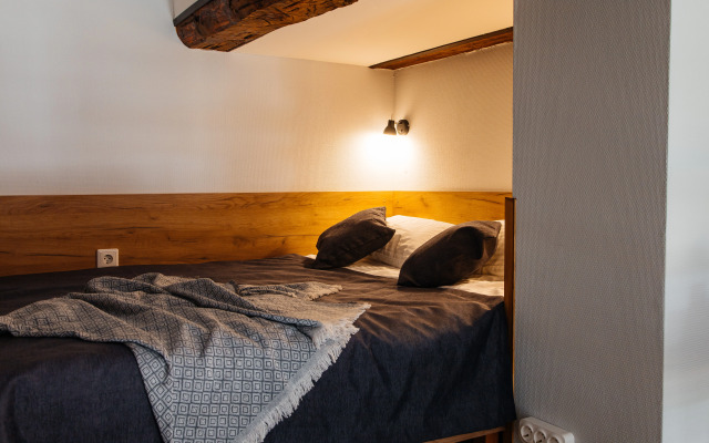 Апартаменты ApartH c окном на задний дворик