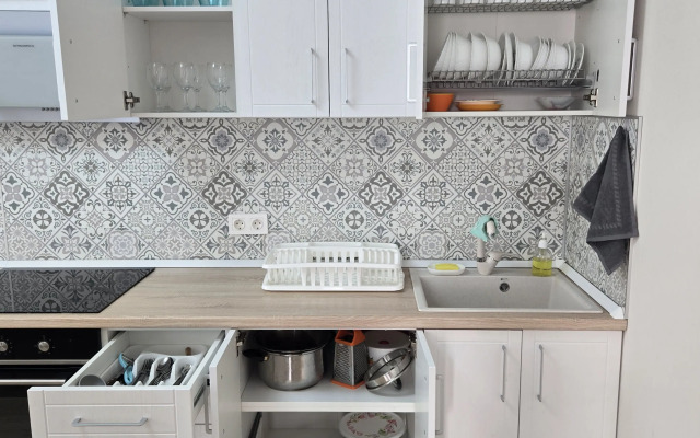 Trehkomnatnaya s parkovkoy Flat