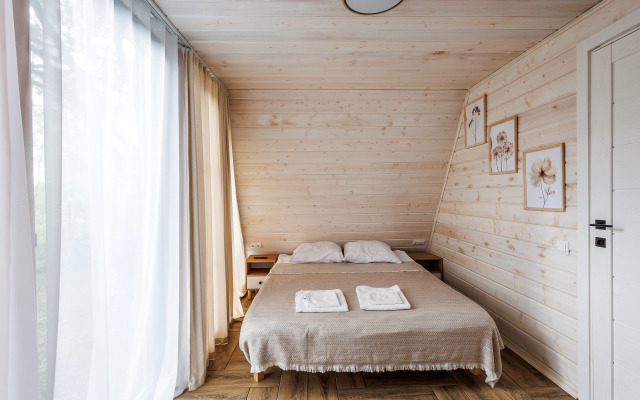 Частный дом А-фрейм в дубовом лесу