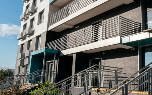 V Sovremennom Rayone Nedaleko Ot Tsentra Goroda Flat