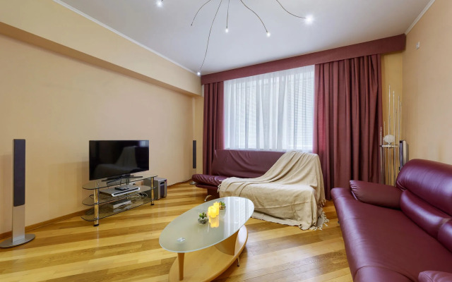 Трёхкомнатные апартаменты на Маршала Чуйкова