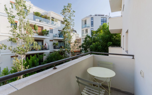 Blueground at Nahalat Bynamin ID08 Apartments