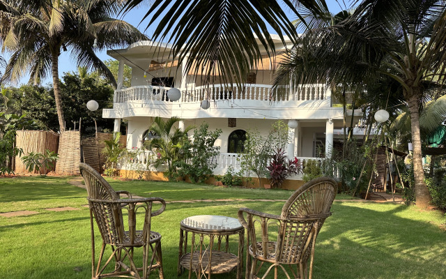 SOLS Backyard Bungalow