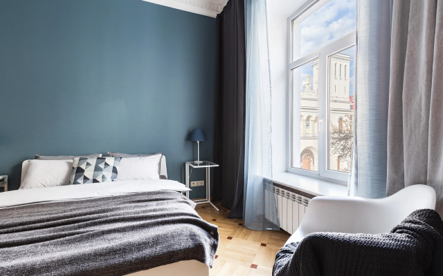 Апартаменты Avenue 180 кв.м с видом на Большую Конюшенную Улицу и Церковь Петра и Павла
