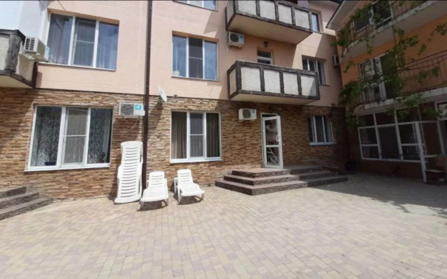 S basseynom vo dvore Flat