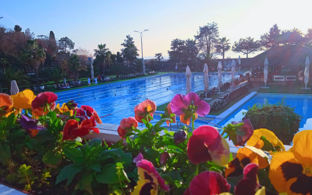 Ryadom S Naberezhnoy Flat