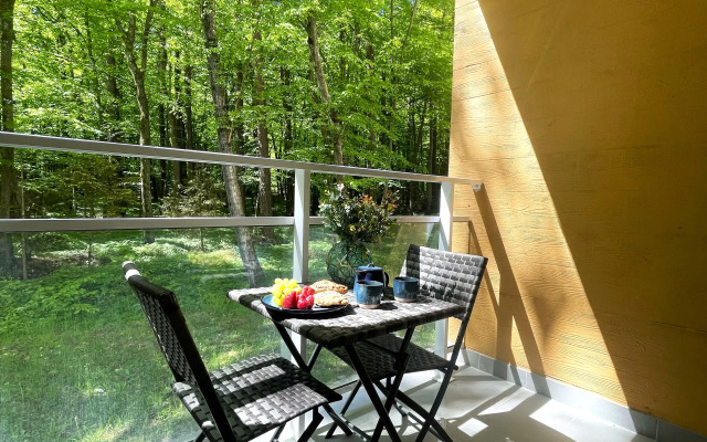 Апартаменты с балконом и видом на сосновый парк рядом с морем