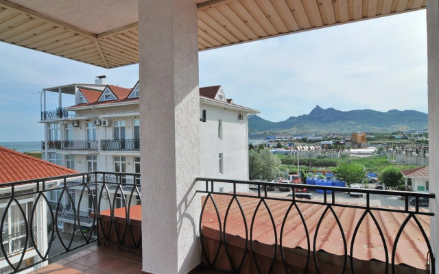 Апартаменты №4 Стандарт, 1 линия, боковой вид на море (4чел)