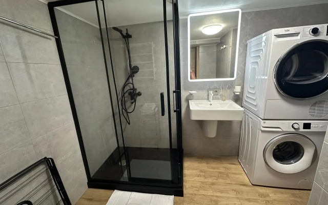 Dvukhurovnevaya studiya s dvumya sanuzlami v parke Apartments