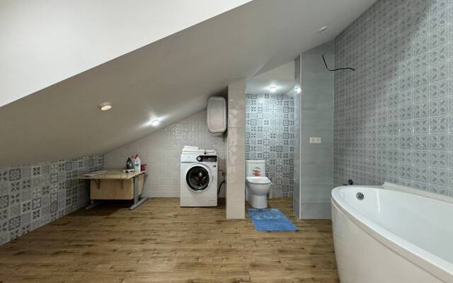 With balconies and mountain views on Meletyan 5a Flat