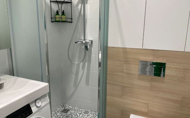 106/Modern studio with designer renovation