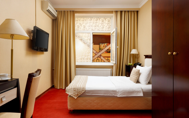 Standard double room, view of the hotel lobby — фото 4