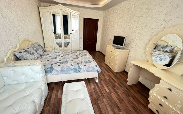 Royal Aurora Na Makhalina Apartments