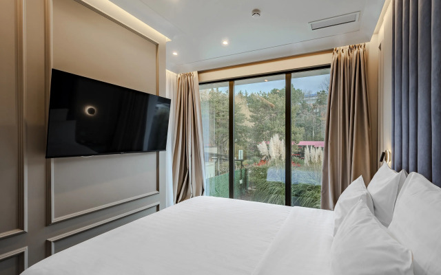 Апартаменты Полулюкс в АК Мане с бассейном УК Вознесенский