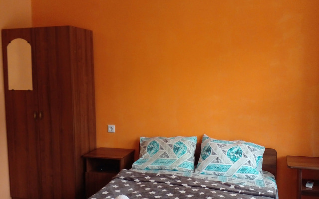 V Pitsunde U Ozera Naala Guest house