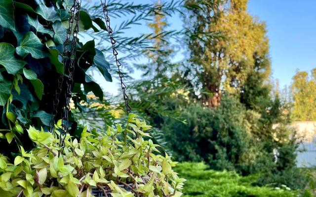 Guest House with Garden