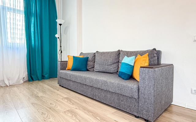 Uyutnaya Solnechnaya Yevrodvushka Vblizi Morya Flat