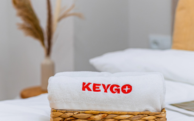KeyGo #0157, 2 Bedroom Design with Balcony Apartments