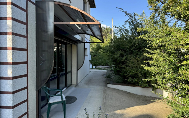 555 Dvukhetazhny S Terrasoy I Mangalom Private House