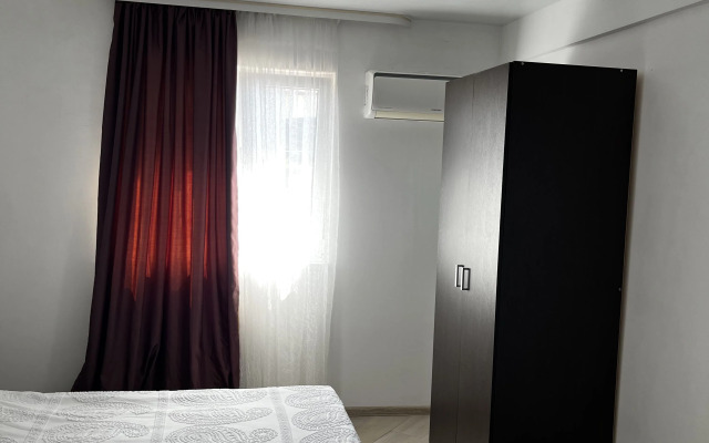 Trekhmestny Uluchshenny S Sobstvennoy Vannoy Komnatoy Apartment