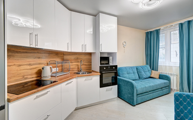 evro trekhkomnatnye MorskayaSimfonya-2 s balkonom, bassejnom na territorii ZhK Apartments