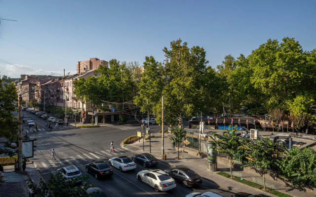 Апартаменты  с 2 спальнями KeyGo 0184 около Ереванского Оперного Театра