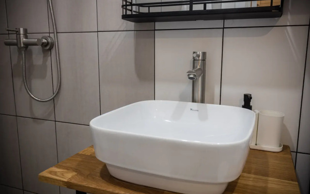 Studiya s balkonom Bombflat na Grivtsova Apartments