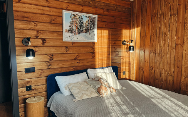 Частный дом с панорамными окнами с выходом на террасу и баней на дровах