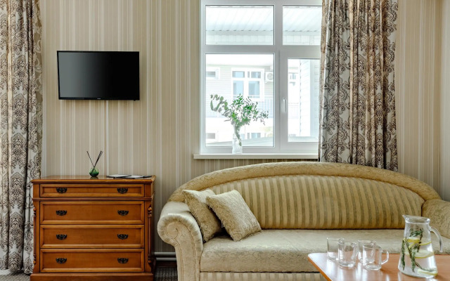 Love Story Hotel