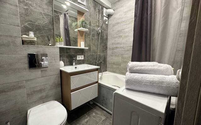 U metro Moskovskaya Flat