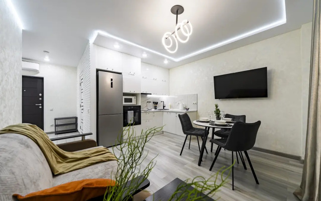 Квартира с Просторной Лоджией с Витражным Остеклением